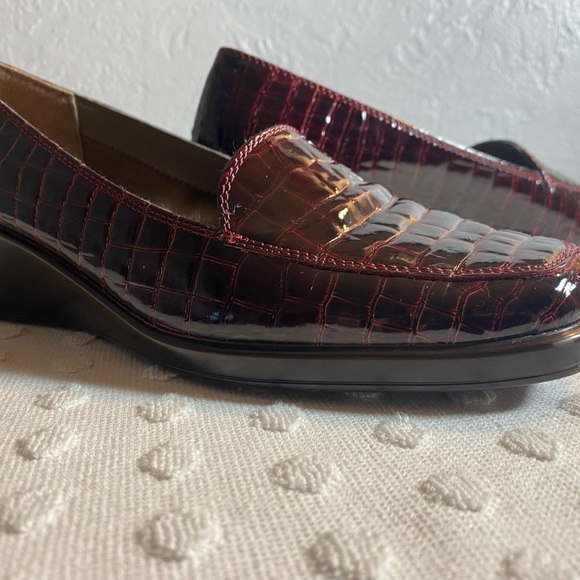Aerosoles Women's Final Exam Wedge
women's burgundy Crocodile Loafers - Picture 11 of 16